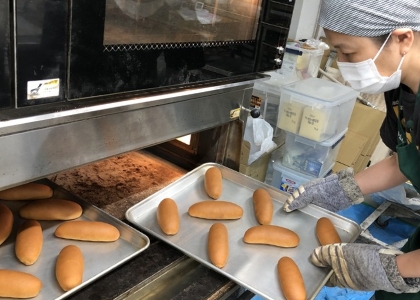 日々行っている低糖質パンの開発風景